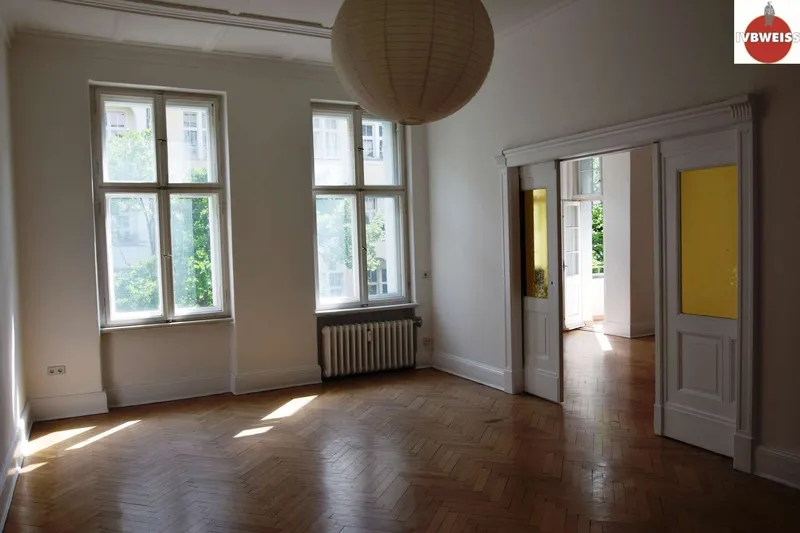 Hochherrschaftliche Wohnung am Olivaer Platz, Fischgrätparkett,Aufzug, Balkon, Einbauküche, Winterg. — photo 1